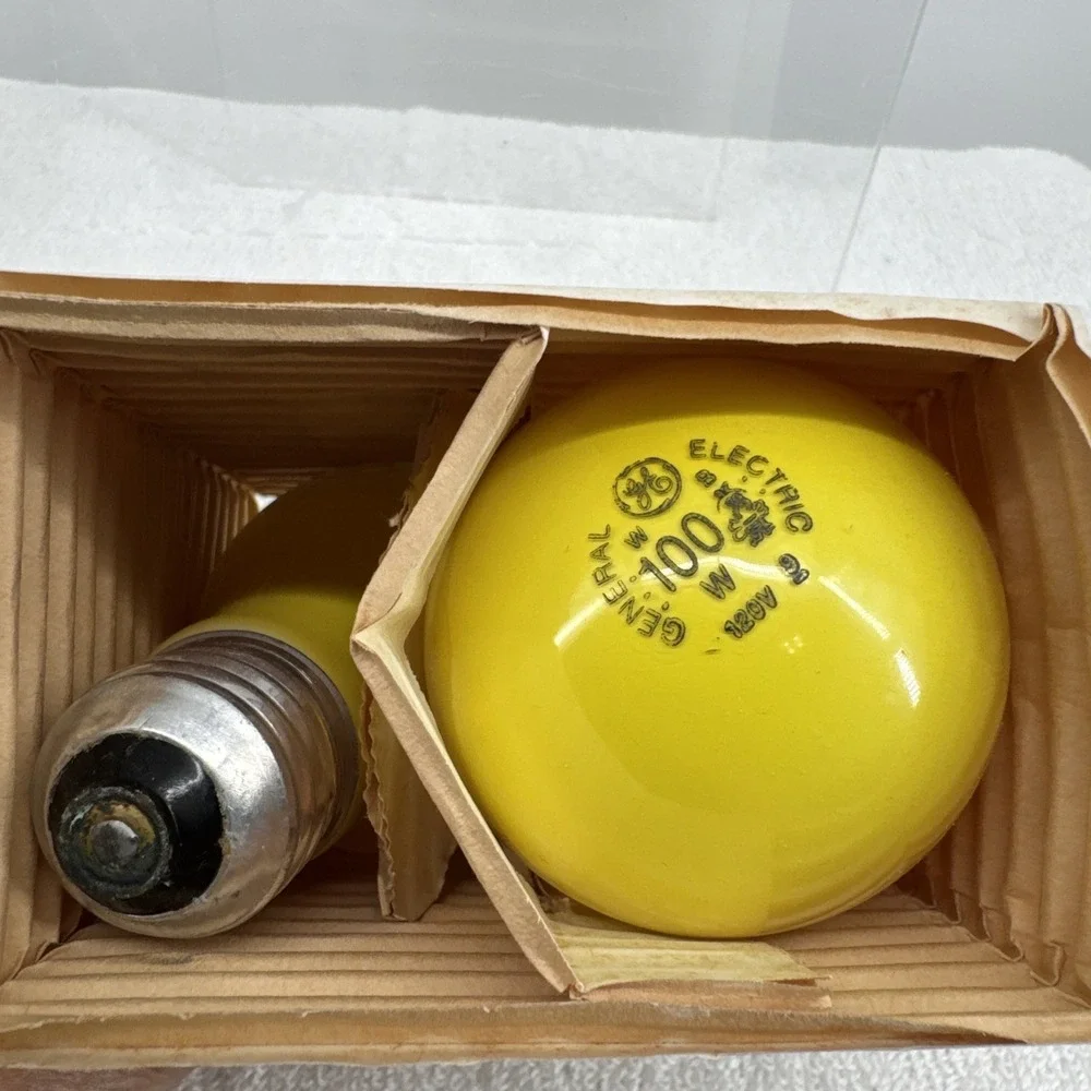 Vintage General Electric Lightbulb Bug Lite 100 Watt Two Bulbs New‎ Old Stock